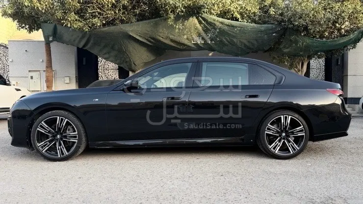 2023 بي ام دبليو الفئة السابعة 735 إل أي