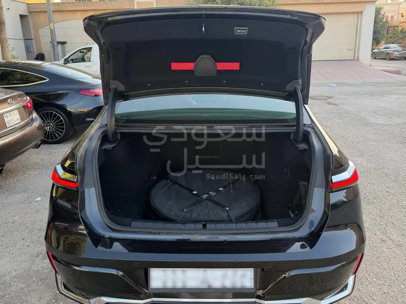 2023 بي ام دبليو الفئة السابعة 735 إل أي