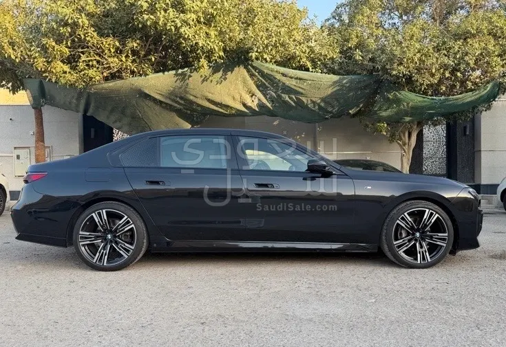 2023 بي ام دبليو الفئة السابعة 735 إل أي