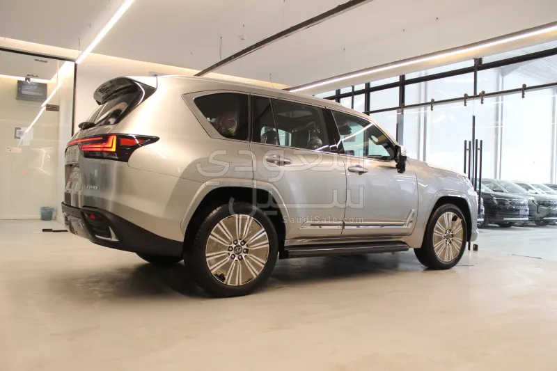 2025 لكزس إل إكس 600