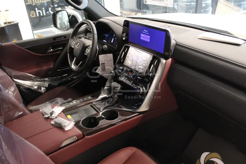 2025 لكزس إل إكس 600