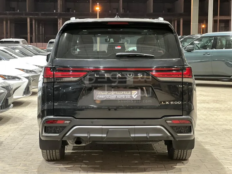 2022 لكزس إل إكس 600 إف