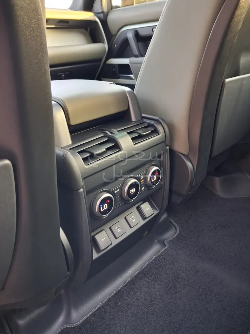 2022 لاند روفر ديفيندر 110