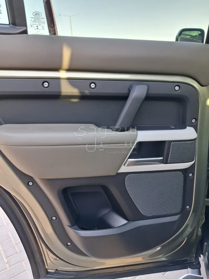 2022 لاند روفر ديفيندر 110