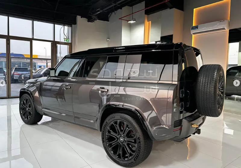 2025 لاند روفر ديفيندر اوكتا