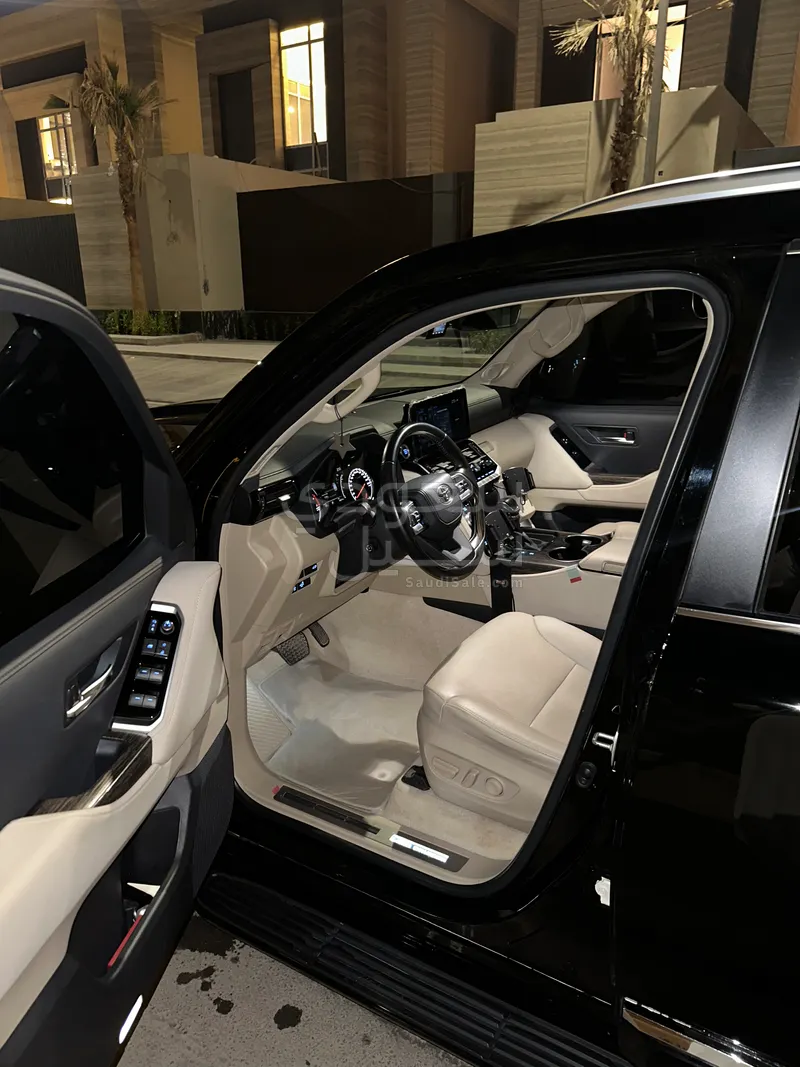 2022 تويوتا لاند كروزر في اكس اي