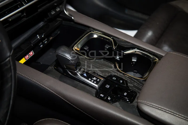 2023 لكزس أر إكس 350