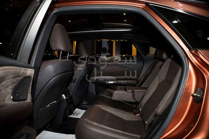 2023 لكزس أر إكس 350