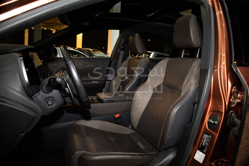 2023 لكزس أر إكس 350