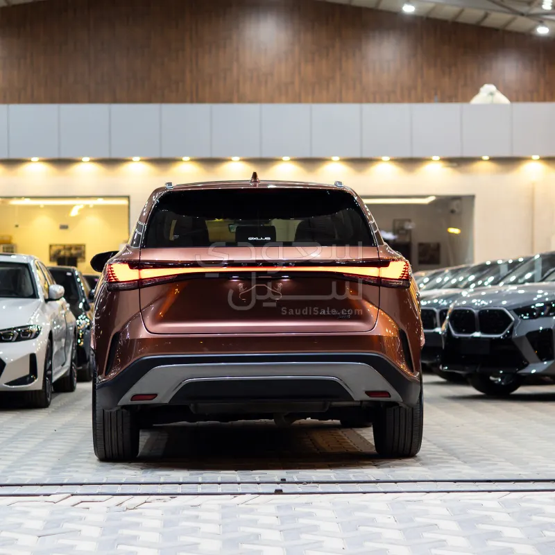 2023 لكزس أر إكس 350