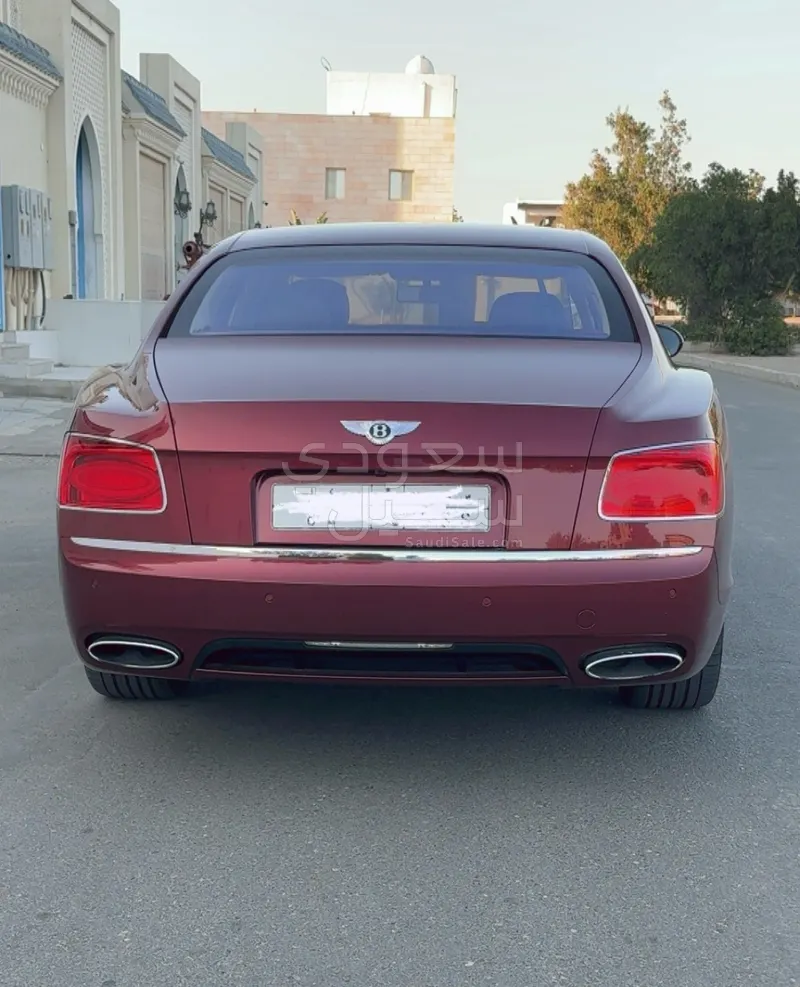 2015 بنتلي كونتيننتل فلاينج سبير الاصدار الاول