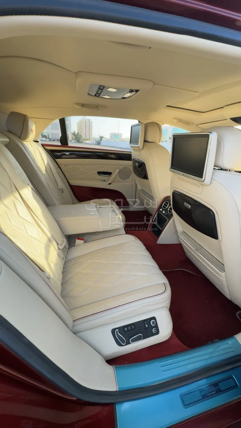 2015 بنتلي كونتيننتل فلاينج سبير الاصدار الاول