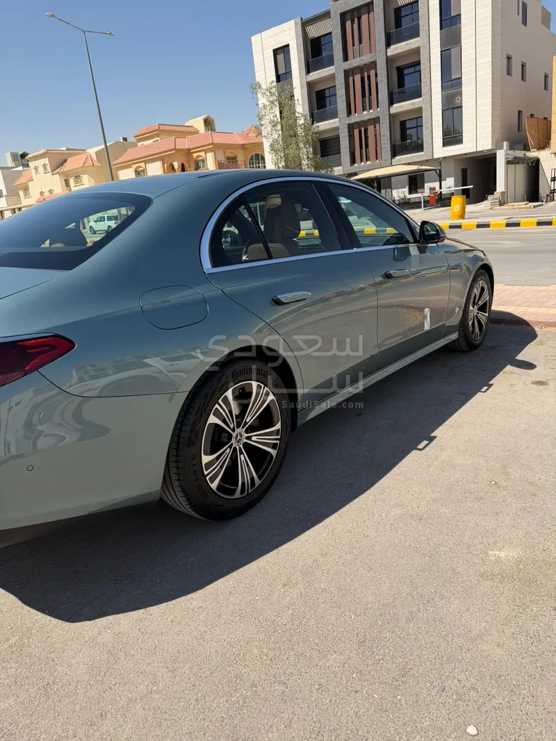 2025 Mercedes-Benz E 200