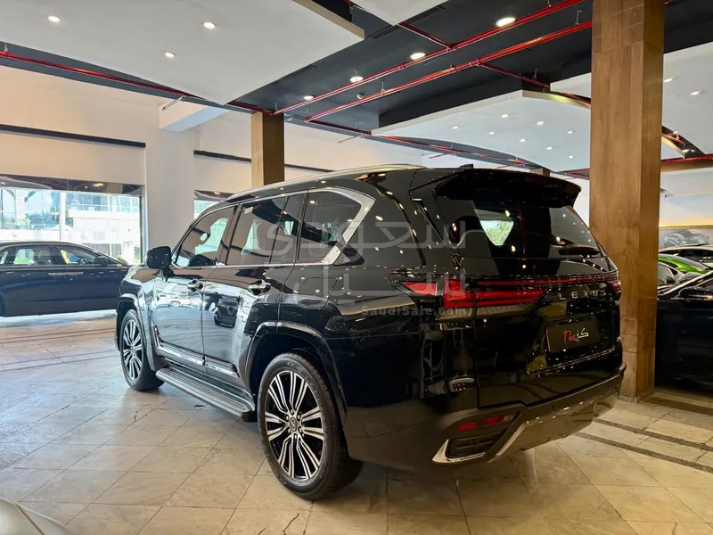 2025 لكزس إل إكس 600