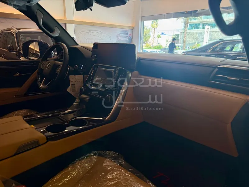 2025 لكزس إل إكس 600