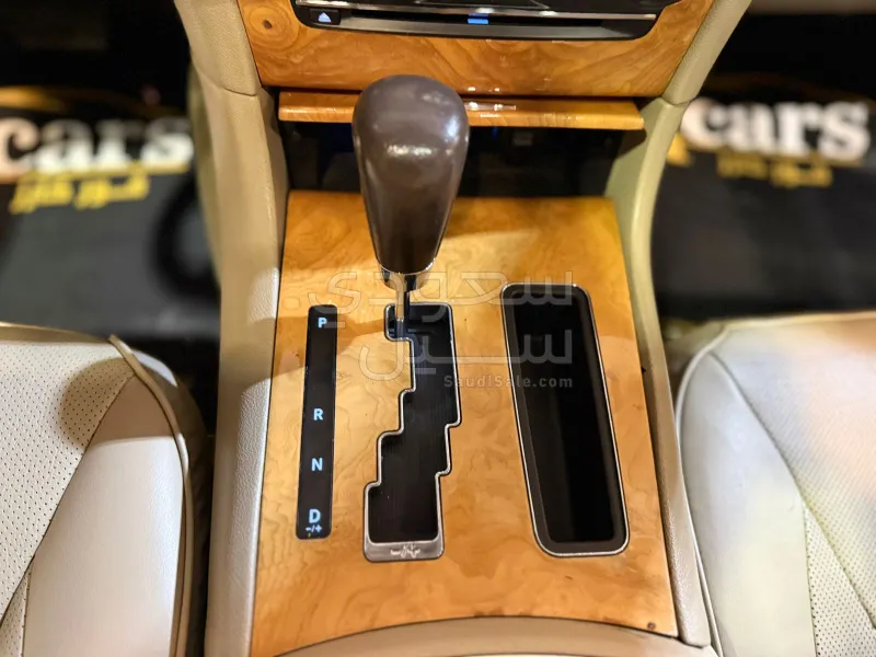 2013 كرايسلر 300 سي اكزكتيف