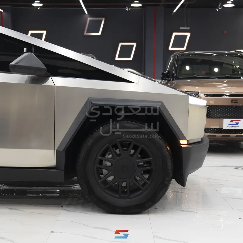 2024 تيسلا سايبر تراك