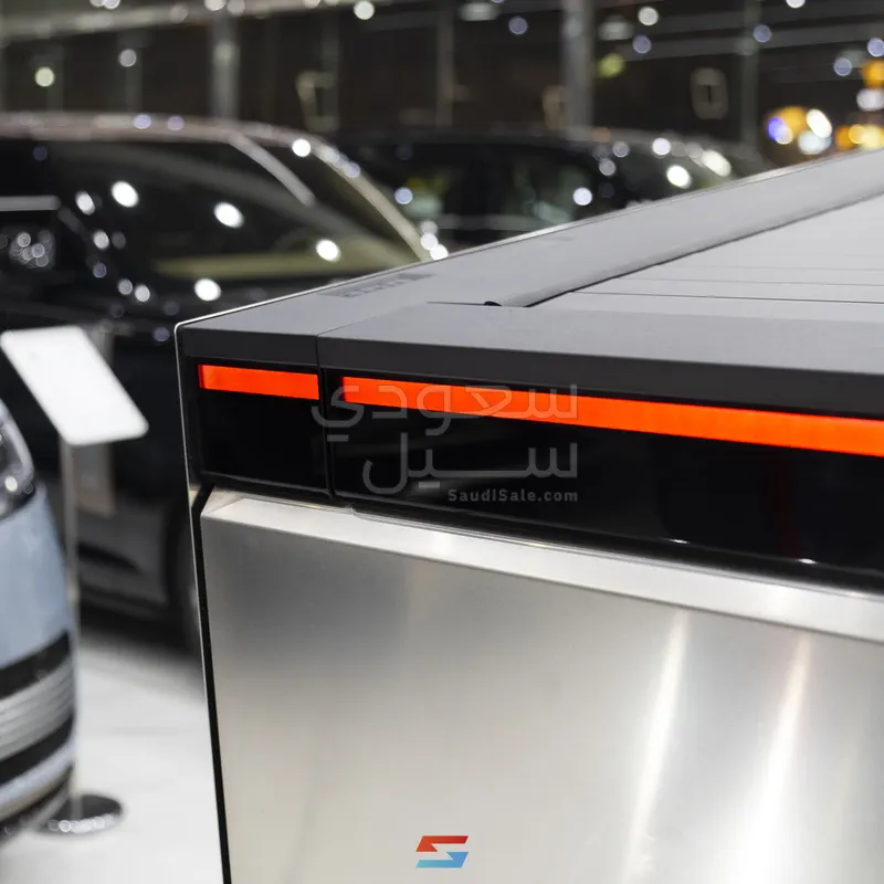 2024 تيسلا سايبر تراك