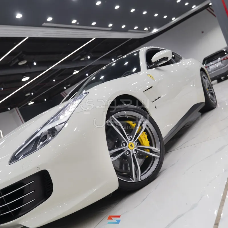 2020 فيراري جي تي سي 4 لوسو