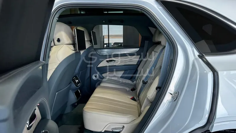 2024 بنتلي بنتايجا في 8