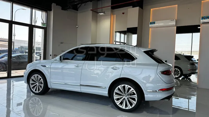 2024 بنتلي بنتايجا في 8