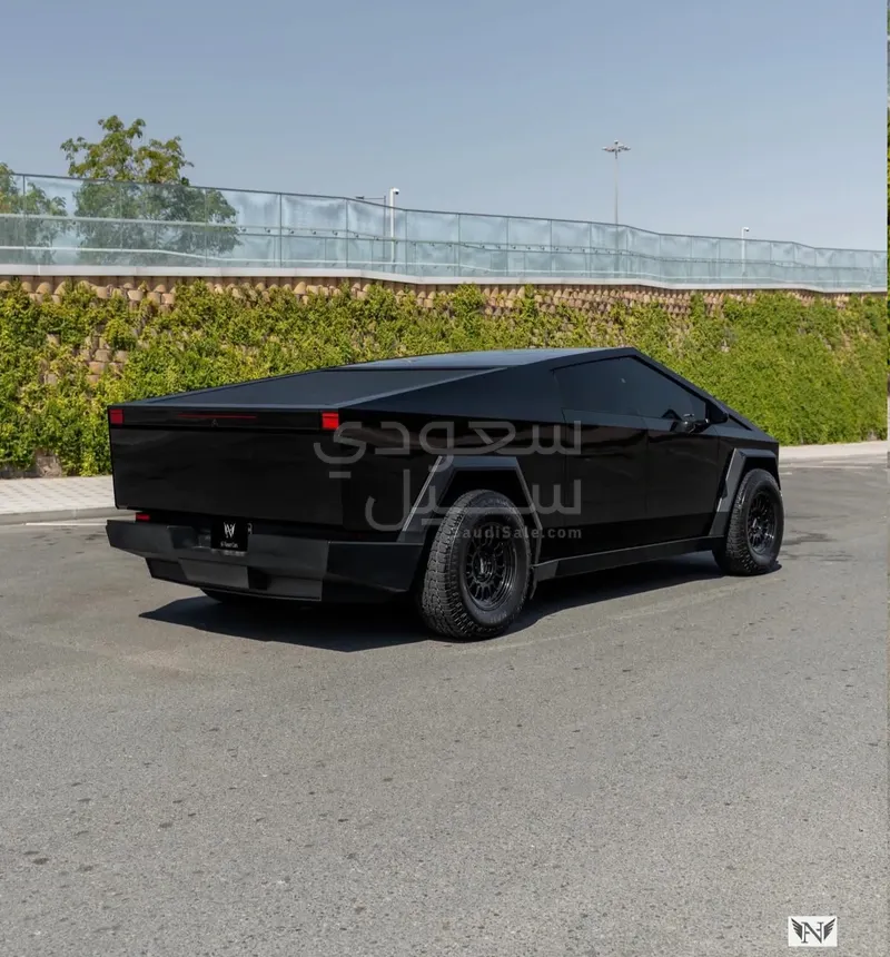 2024 تيسلا سايبر تراك