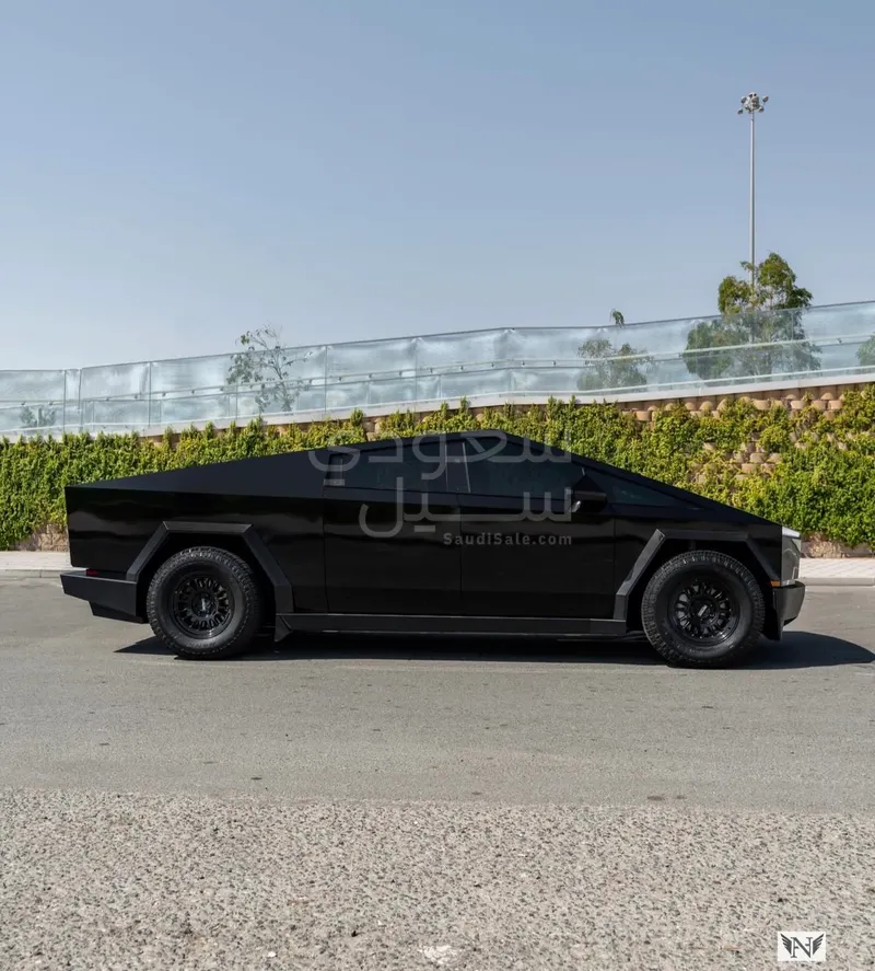 2024 تيسلا سايبر تراك