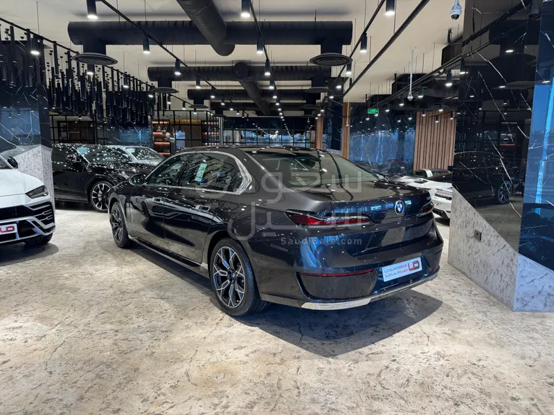 2026 بي ام دبليو الفئة السابعة 735أي