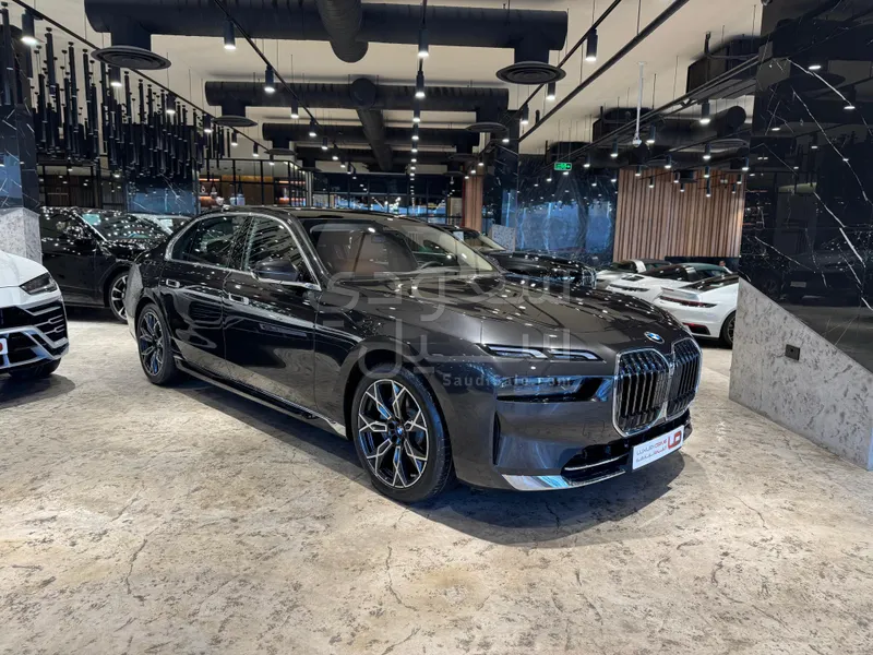 2026 بي ام دبليو الفئة السابعة 735أي