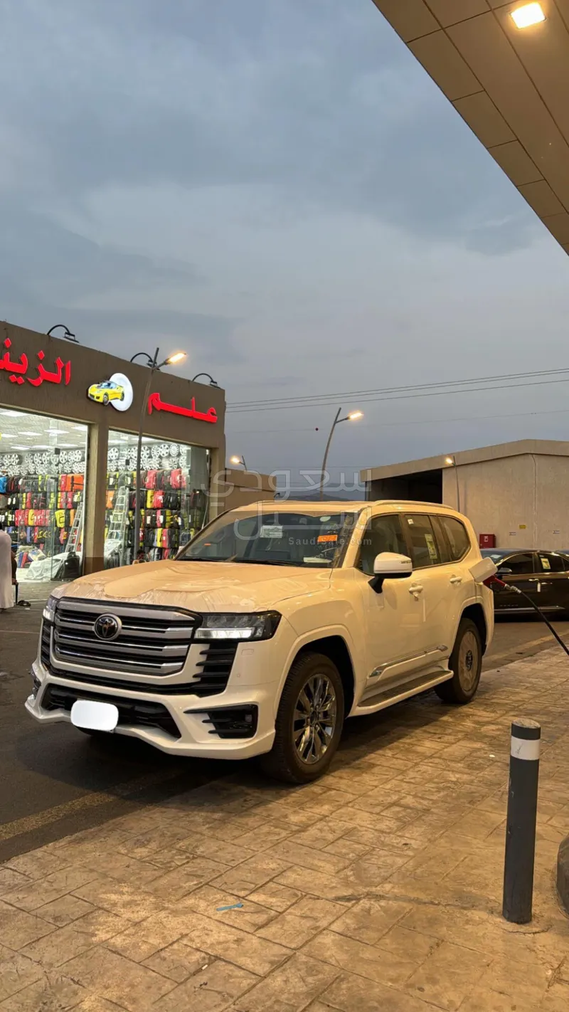 2025 تويوتا لاند كروزر جي اكس ار