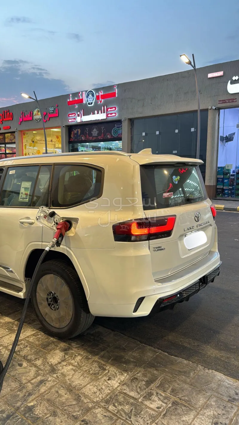 2025 تويوتا لاند كروزر جي اكس ار