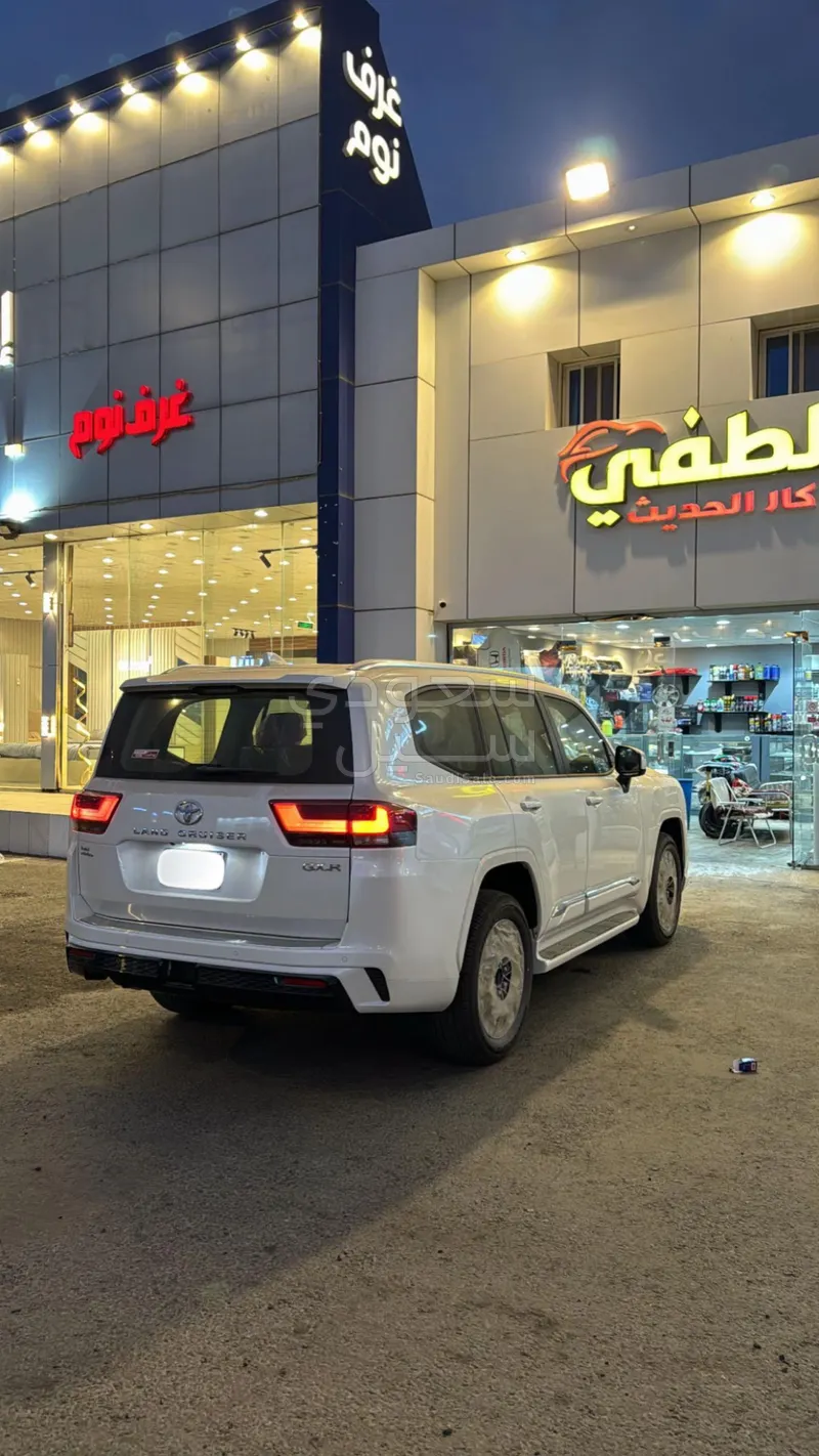 2025 تويوتا لاند كروزر جي اكس ار