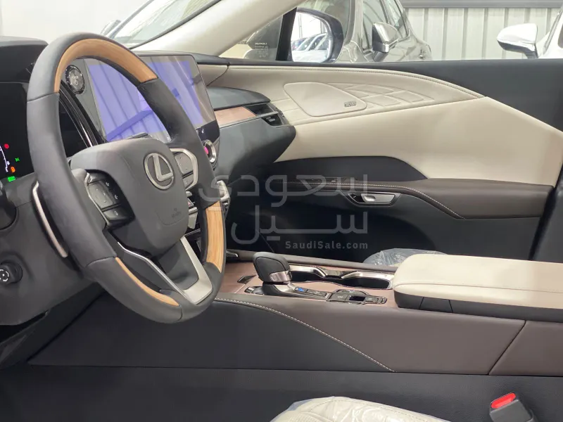 2024 لكزس أر إكس 350
