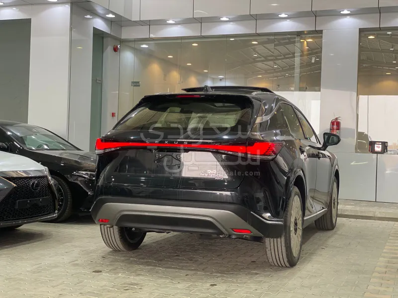 2024 لكزس أر إكس 350