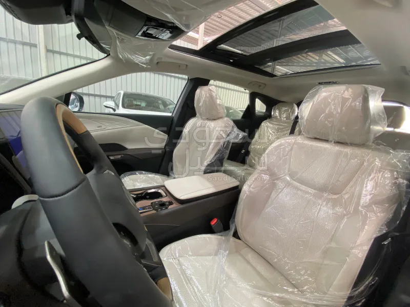 2024 لكزس أر إكس 350