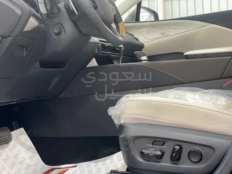 2024 لكزس أر إكس 350
