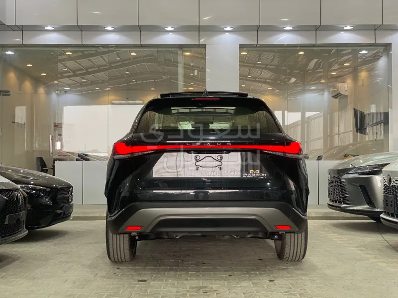 2024 لكزس أر إكس 350