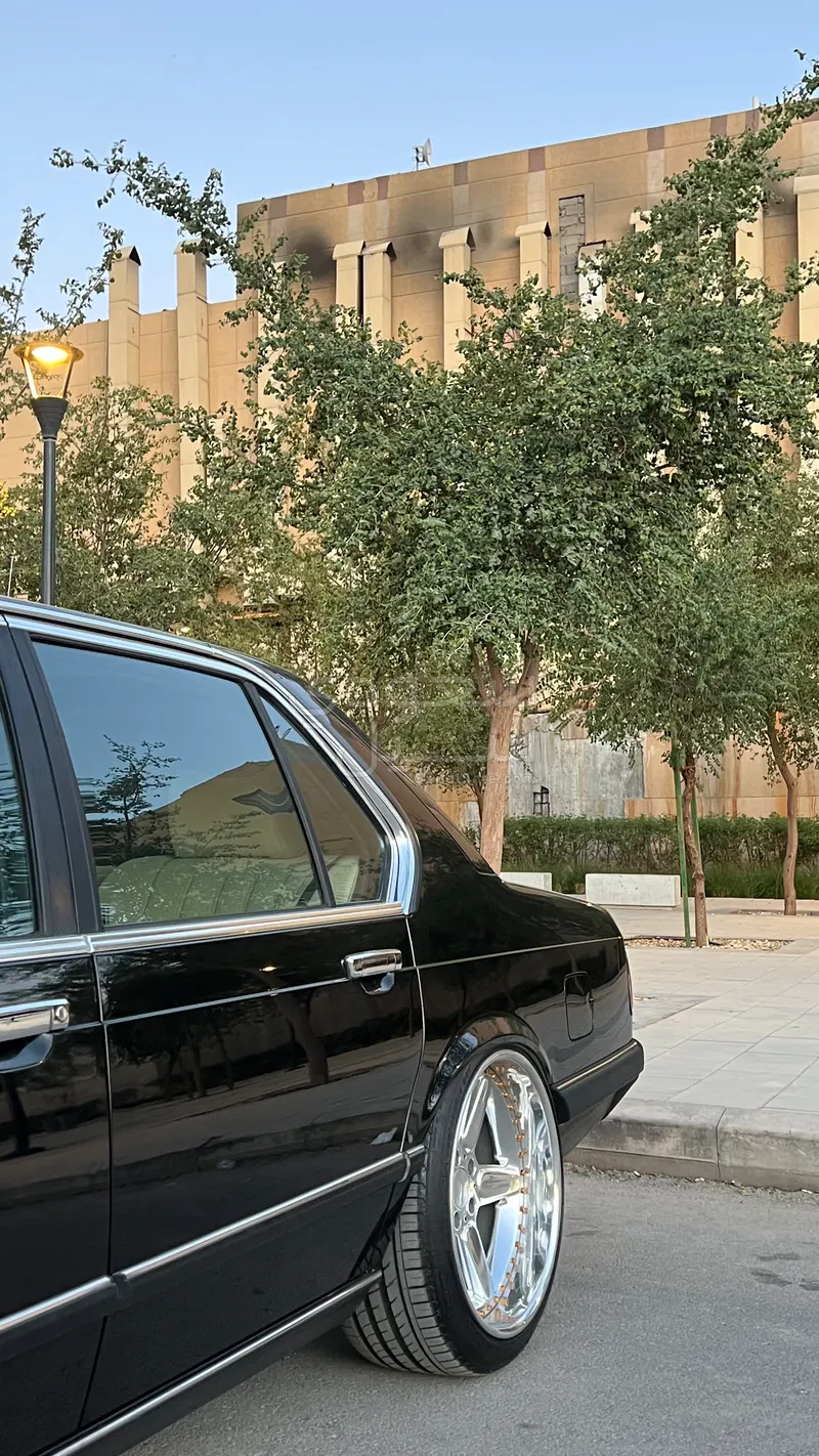 1985 بي ام دبليو الفئة السابعة 745 إل أي