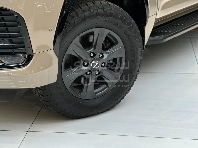 2025 لكزس إل إكس 700 اتش اوفرتريل