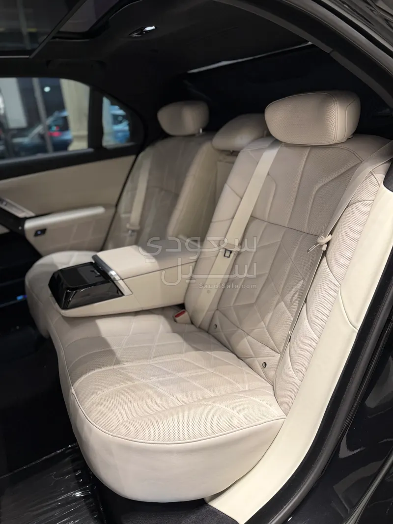 2024 بي ام دبليو الفئة السابعة 735أي