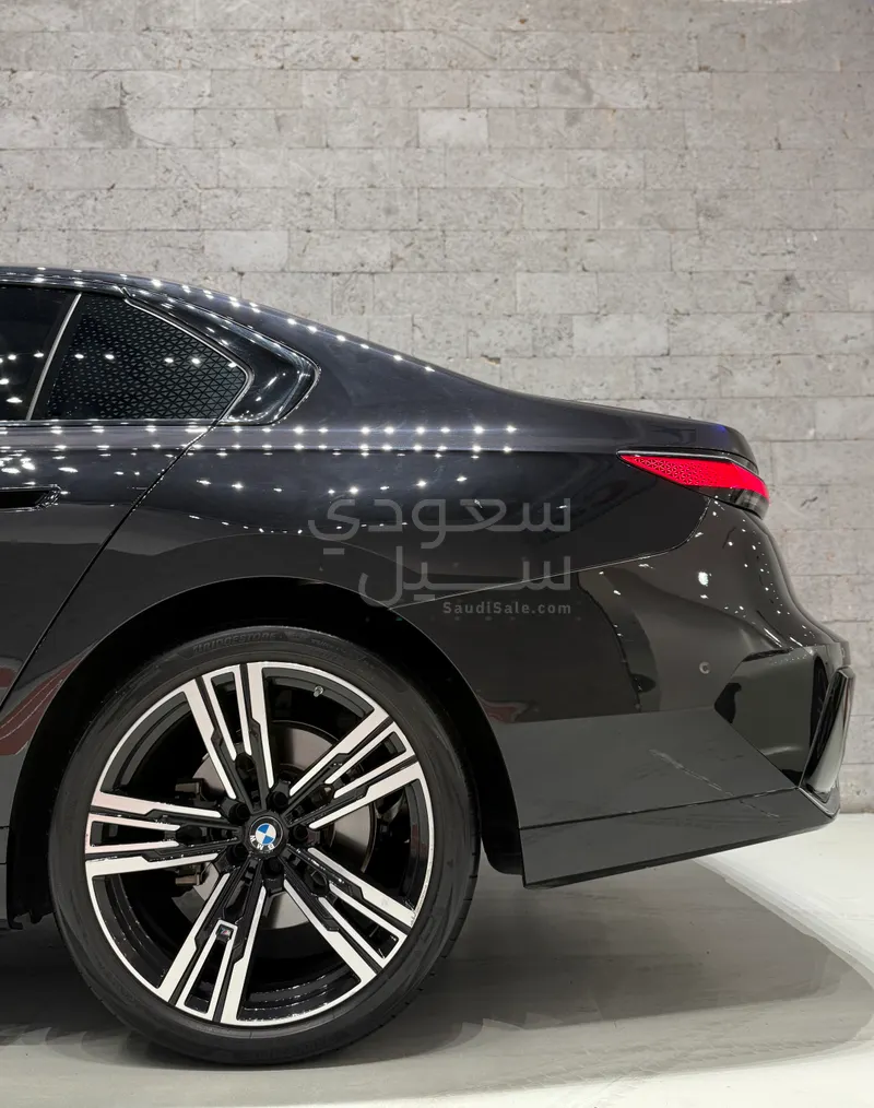 2024 بي ام دبليو الفئة السابعة 735أي