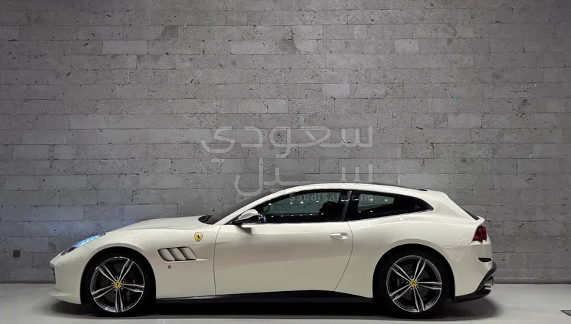 2017 فيراري جي تي سي 4 لوسو