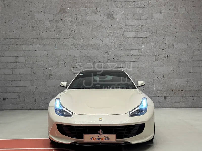 2017 فيراري جي تي سي 4 لوسو