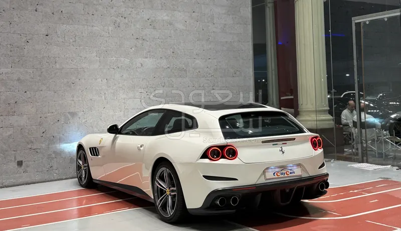 2017 فيراري جي تي سي 4 لوسو