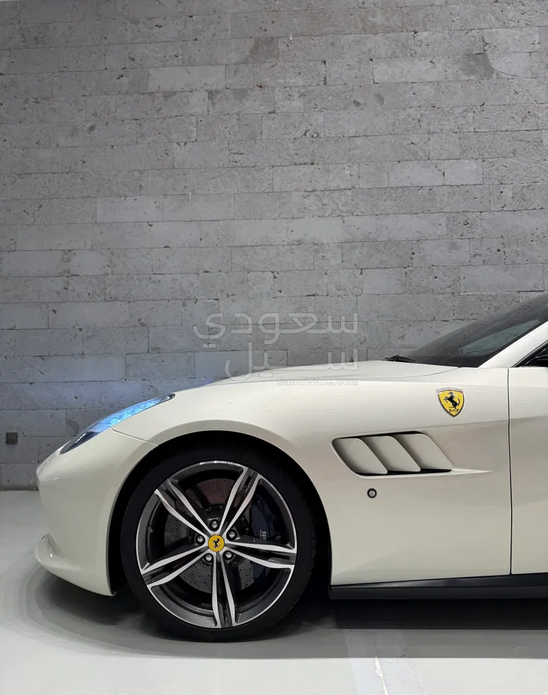 2017 فيراري جي تي سي 4 لوسو