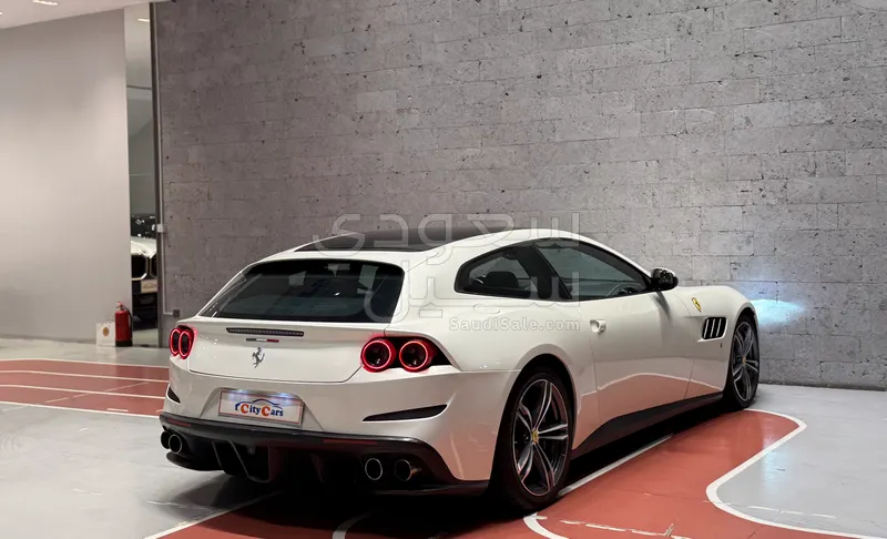 2017 فيراري جي تي سي 4 لوسو