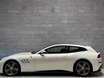 2017 فيراري جي تي سي 4 لوسو