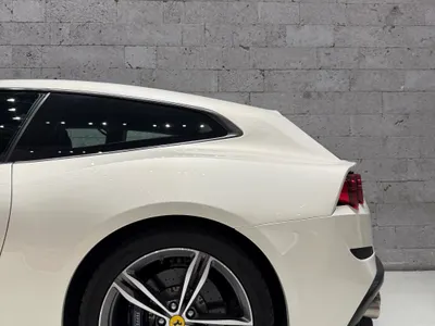 2017 فيراري جي تي سي 4 لوسو