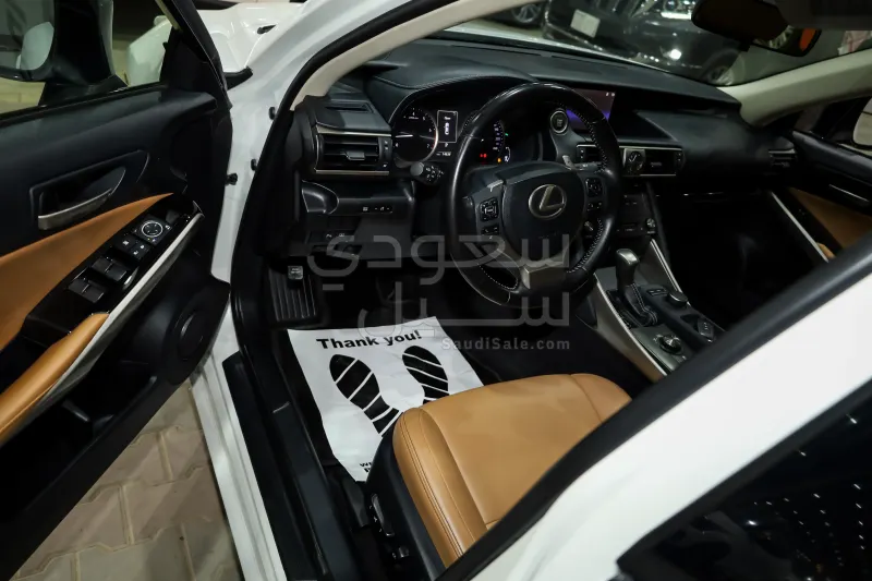 2018 لكزس آي إس 300