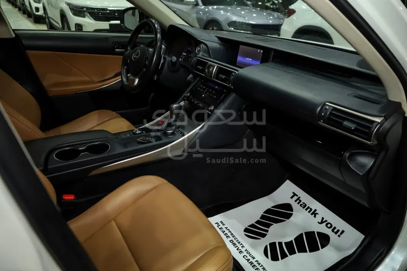 2018 لكزس آي إس 300